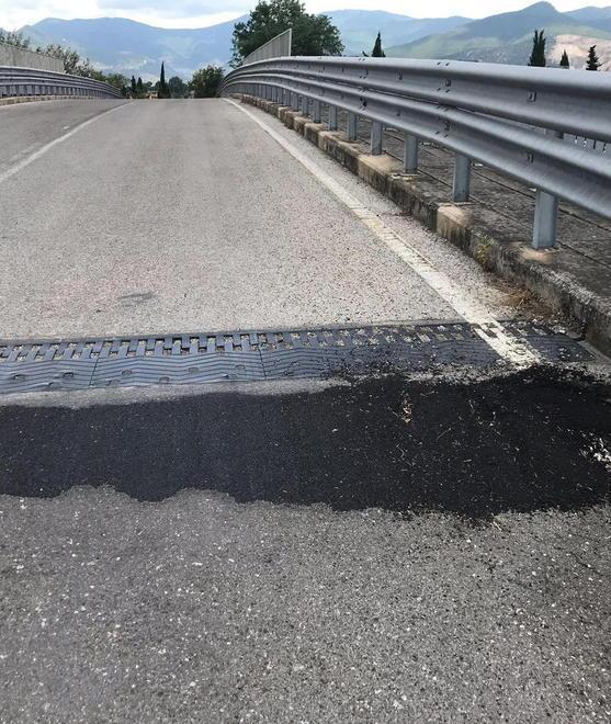 Lo scalino tra strada e ponte
