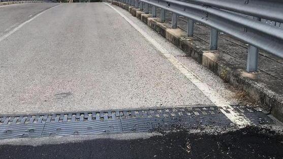 Lo scalino tra strada e ponte