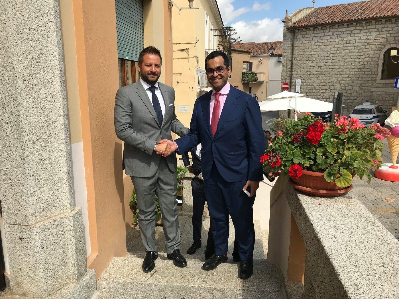 Il sindaco di Arzachena Roberto Ragnedda con lo sceicco Faisal Bin Saoud Al Thani