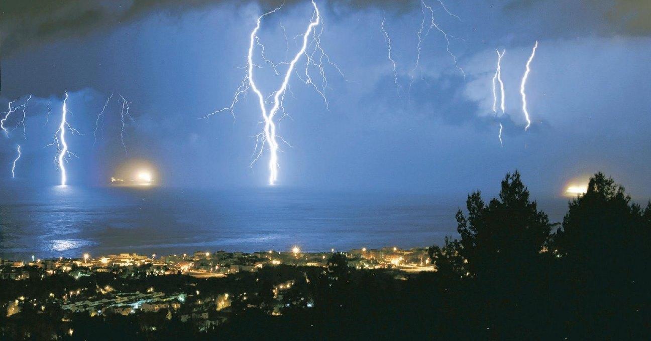 Una bellissima immagine del temporale immortalata dal nostro lettore Enrico Del Gamba: il videoreporter livornese di 29 anni ha colto l’attimo. Ecco il cielo visto dalla sua casa pochi minuti prima che il temporale
arrivasse a Livorno. Il fotografo ha fatto tesoro della sua esperienza: da due anni ha un’azienda che si occupa di videomaking, la Krapp’s Tape