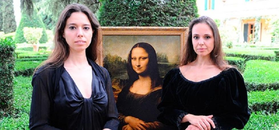 Le due sorelle Natalia e Irina Guicciardini Strozzi in posa davanti a una riproduzione della Gioconda