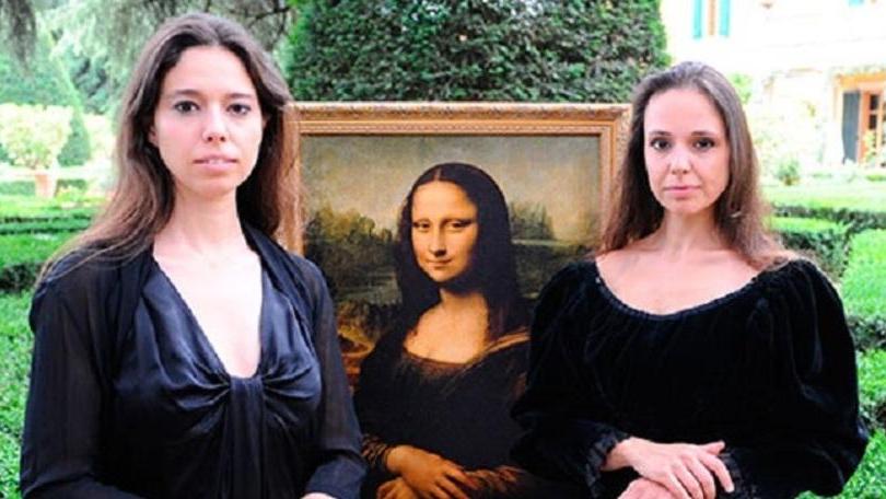 Le due sorelle Natalia e Irina Guicciardini Strozzi in posa davanti a una riproduzione della Gioconda