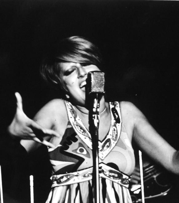 Mina negli anni Sessanta in uno dei concerti in Versilia