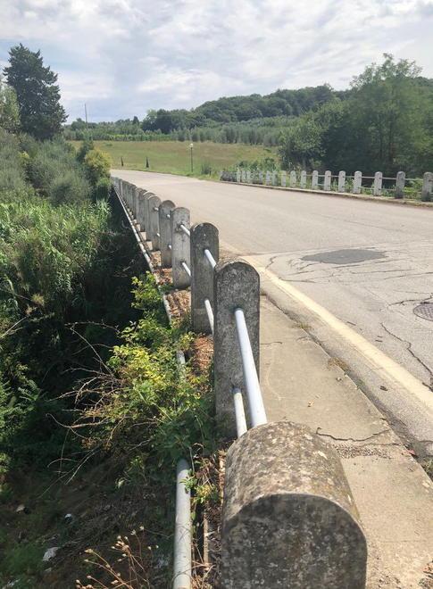 Osservato speciale il ponte lungo la via del Commercio: cede il marciapiede 