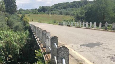 Osservato speciale il ponte lungo la via del Commercio: cede il marciapiede