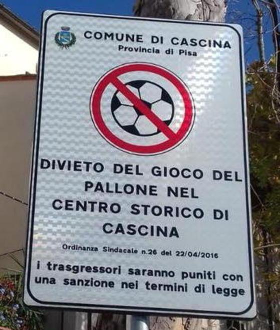 Vietato giocare a calcio nella piazza dei Caduti