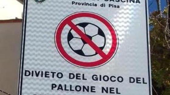 Vietato giocare a calcio nella piazza dei Caduti