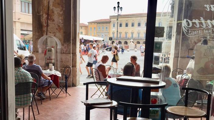 Crolla a terra al Bar Centrale: donna gravissima in ospedale
