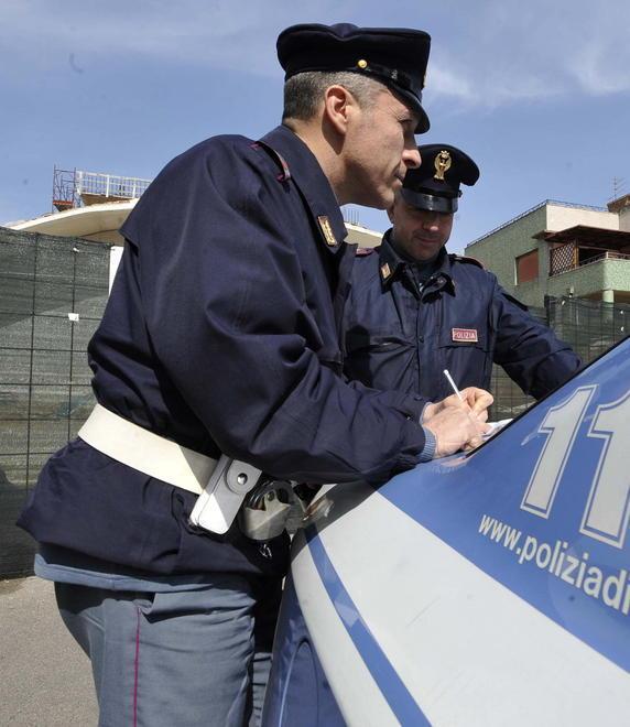 Si invaghiscono dello stesso ragazzo Ragazze si picchiano