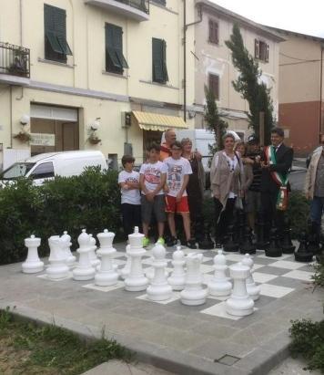 Rubata la regina dalla maxi scacchiera di piazza Marconi