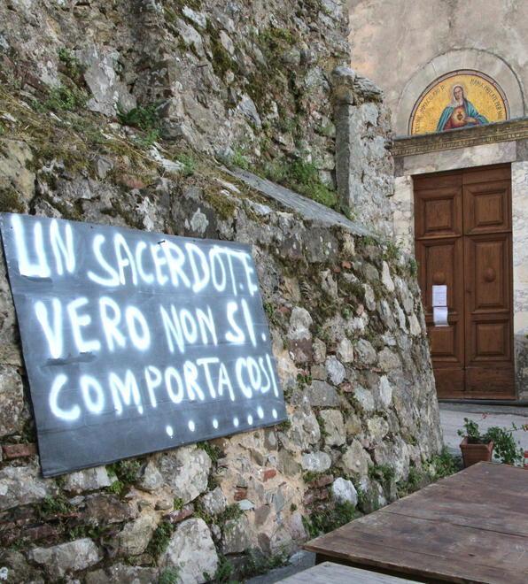 Tensione tra paesani e parroco, si muove anche la polizia 