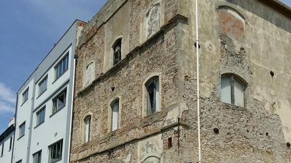 Pericolo all'ex pastificio cadono vetri in strada transennata tutta l’area