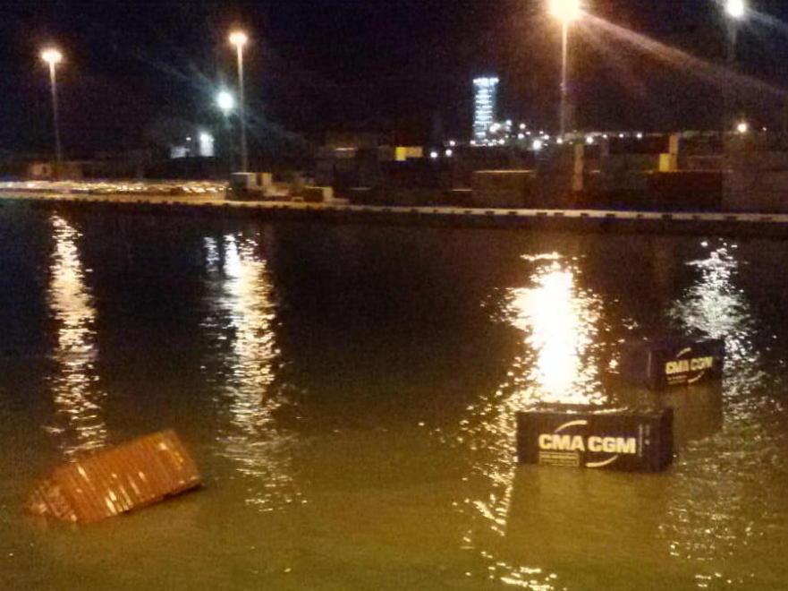 Tre container volano in mare
