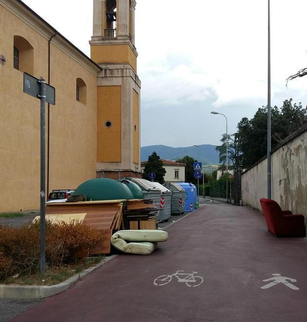 Abbandonano in strada mobili, arredi e un divano 