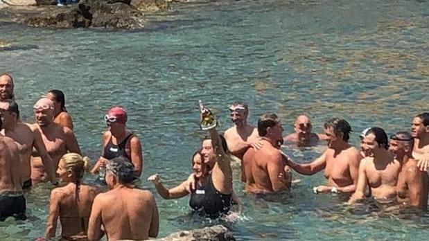 Maratona di nuoto intorno all’Argentario per battere i tumori