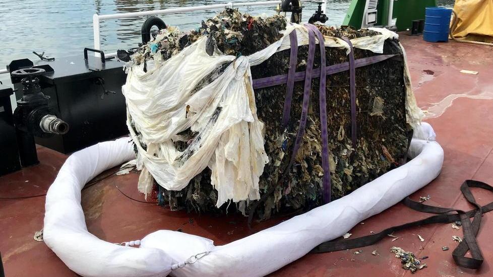 Recuperata in mare l’ecoballa Acqua pulita, Ferragosto salvo
