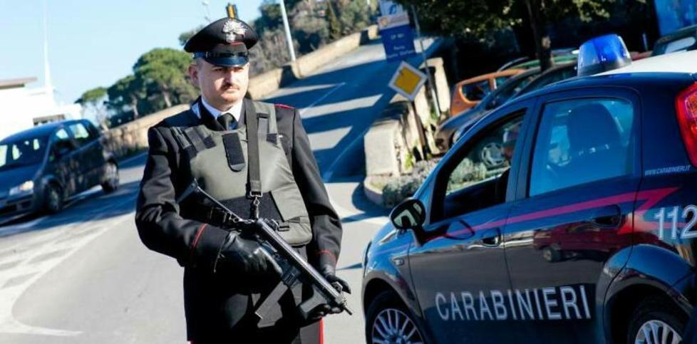 Mazze e spranghe Scoppia la rissa davanti al locale 