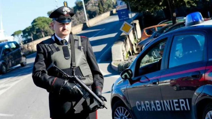 Mazze e spranghe Scoppia la rissa davanti al locale