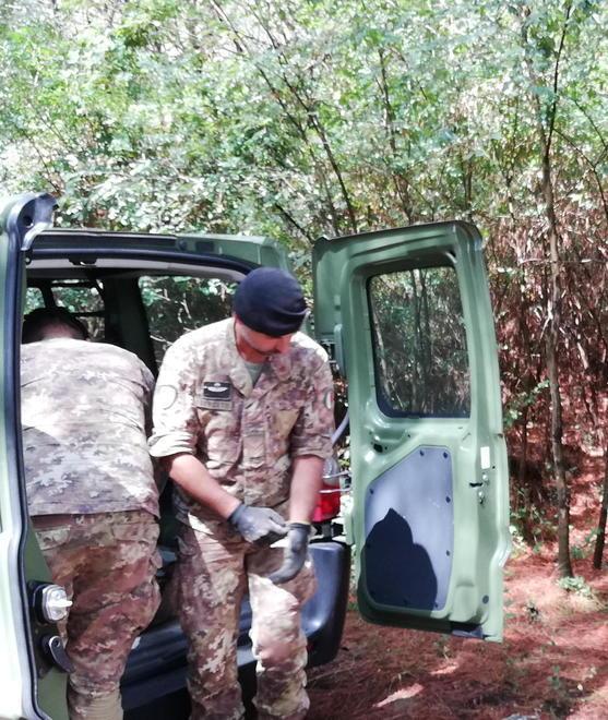 Artificieri fanno brillare la bomba a mano