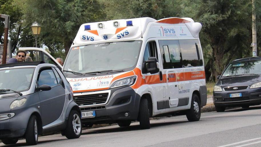 Scooterista contro un’auto