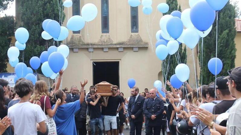 Palloncini e centinaia di persone per l’ultimo abbraccio all’amico Alessandro