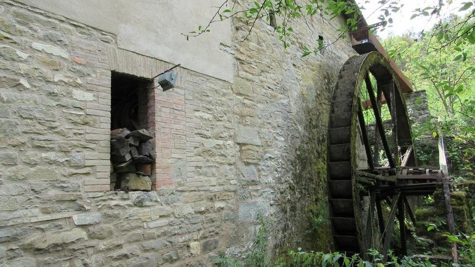 Gombola, fiamme distruggono parte dell’antico mulino ad acqua