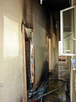 L'interno dell'edificio dopo il rogo