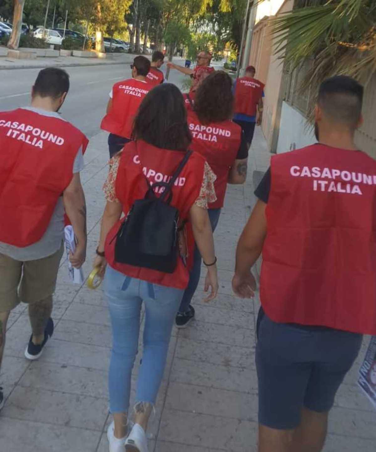 Casapound al Poetto contro gli abusivi