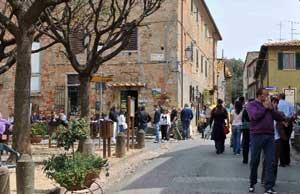 Riqualificazione del centro storico"Rosso e sintetico: questo è troppo"