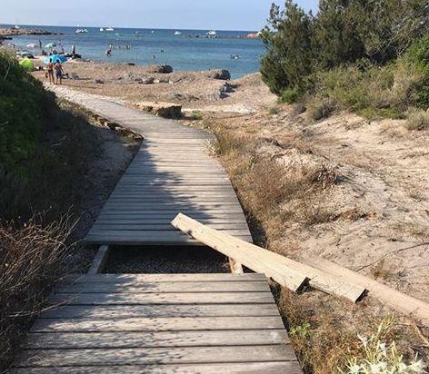 Cede la passerella per la spiaggia turista ferita a Capo Comino