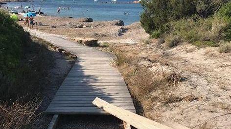 Cede la passerella per la spiaggia turista ferita a Capo Comino