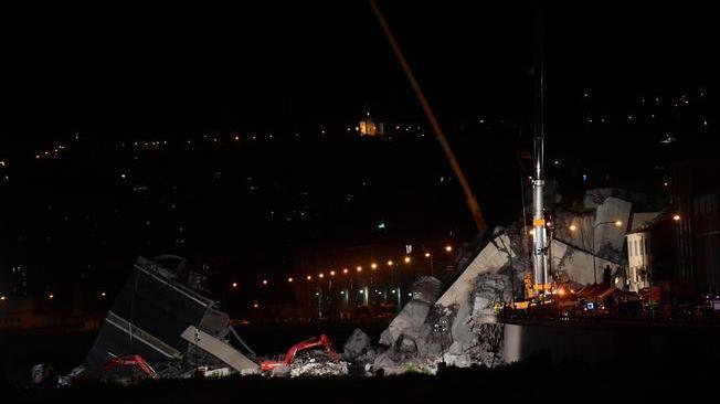 Ponte crollato a Genova, seconda notte di ricerche 