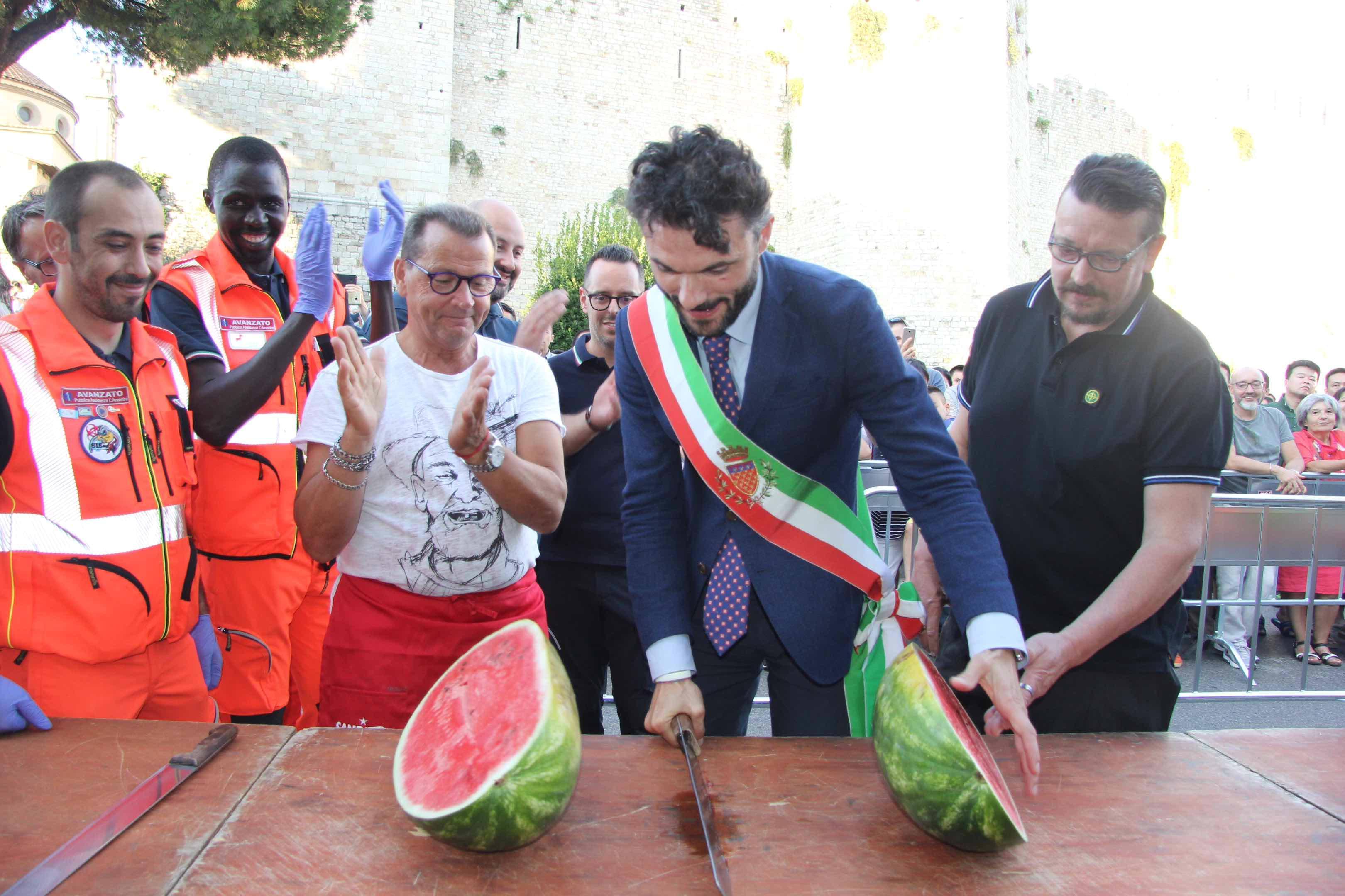 Il sindaco Biffoni taglia la prima fetta