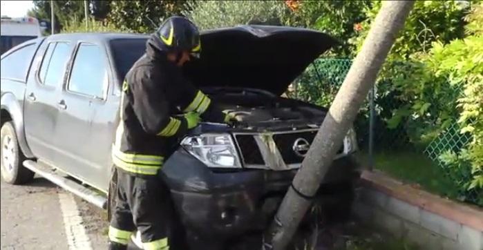 L'auto contro il palo dell'Enel messa in sicurezza dai vigili del fuoco