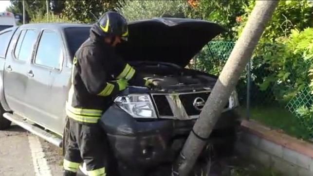 L'auto contro il palo dell'Enel messa in sicurezza dai vigili del fuoco