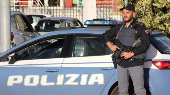 Un poliziotto fuori dall'auto (foto d'archivio)