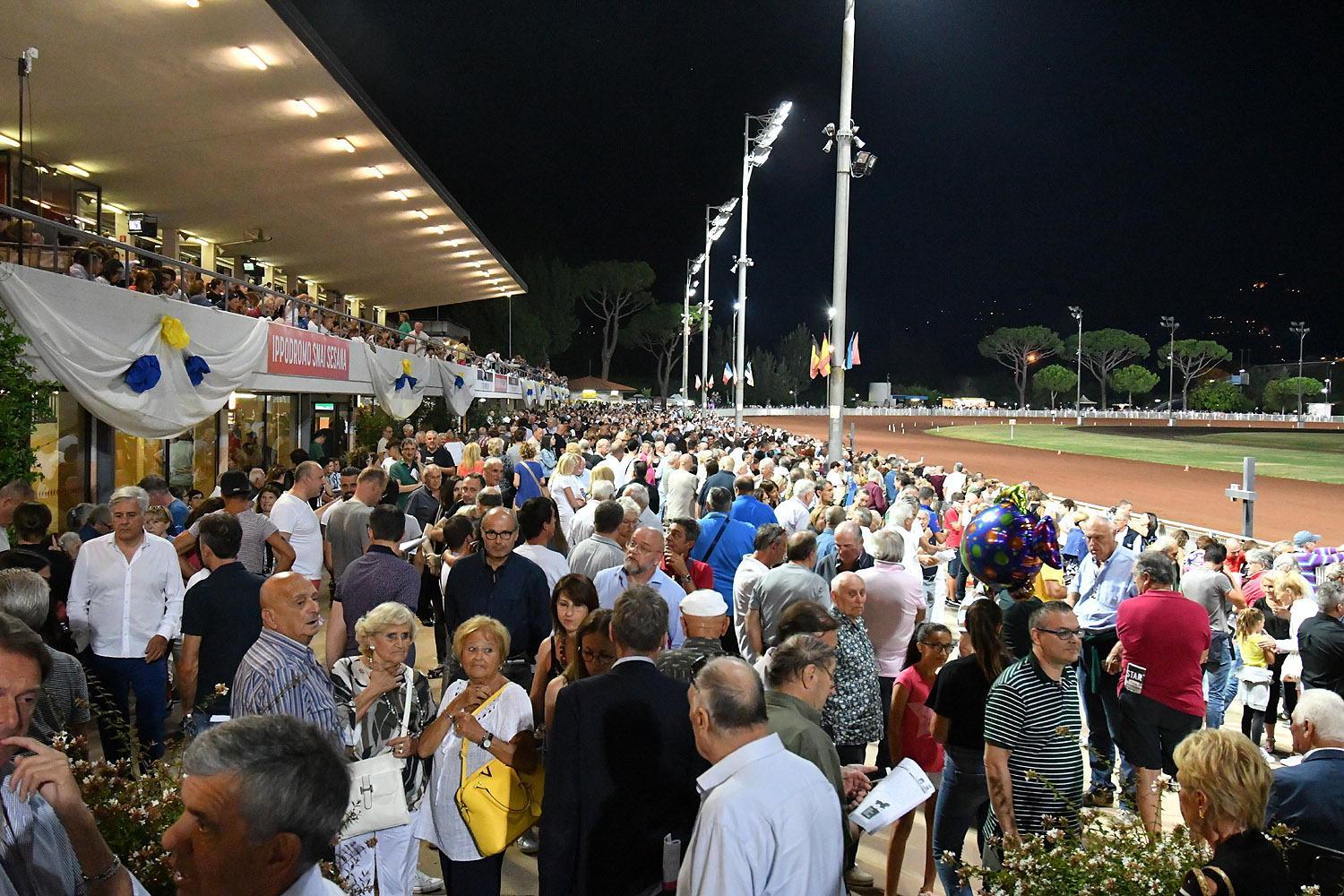Le tribune del Sesana gremite di pubblico nella serata record (Foto Rosellini)