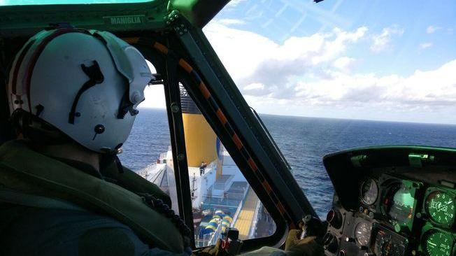 Con la barca contro gli scogli, 5 giovani salvati da un elicottero in Costa Smeralda