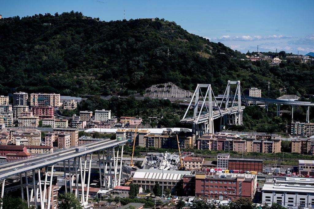 Il ponte Morandi a Genova dopo il crollo di una porzione del viadotto