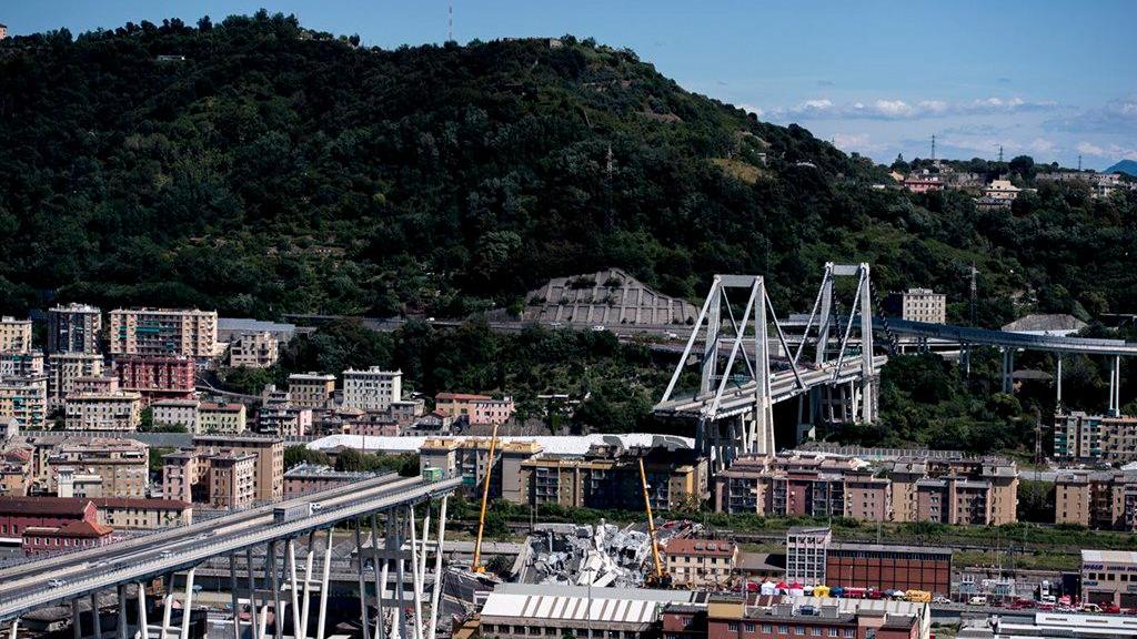 Il ponte Morandi a Genova dopo il crollo di una porzione del viadotto