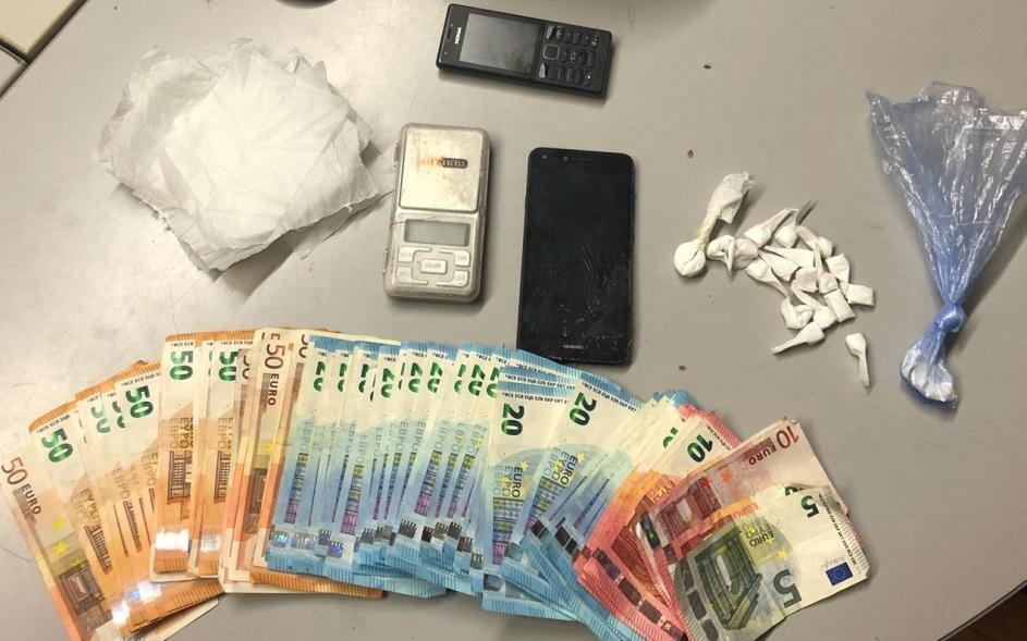 Banconote, cellulari, bilancino e droga sequestrati dai carabinieri