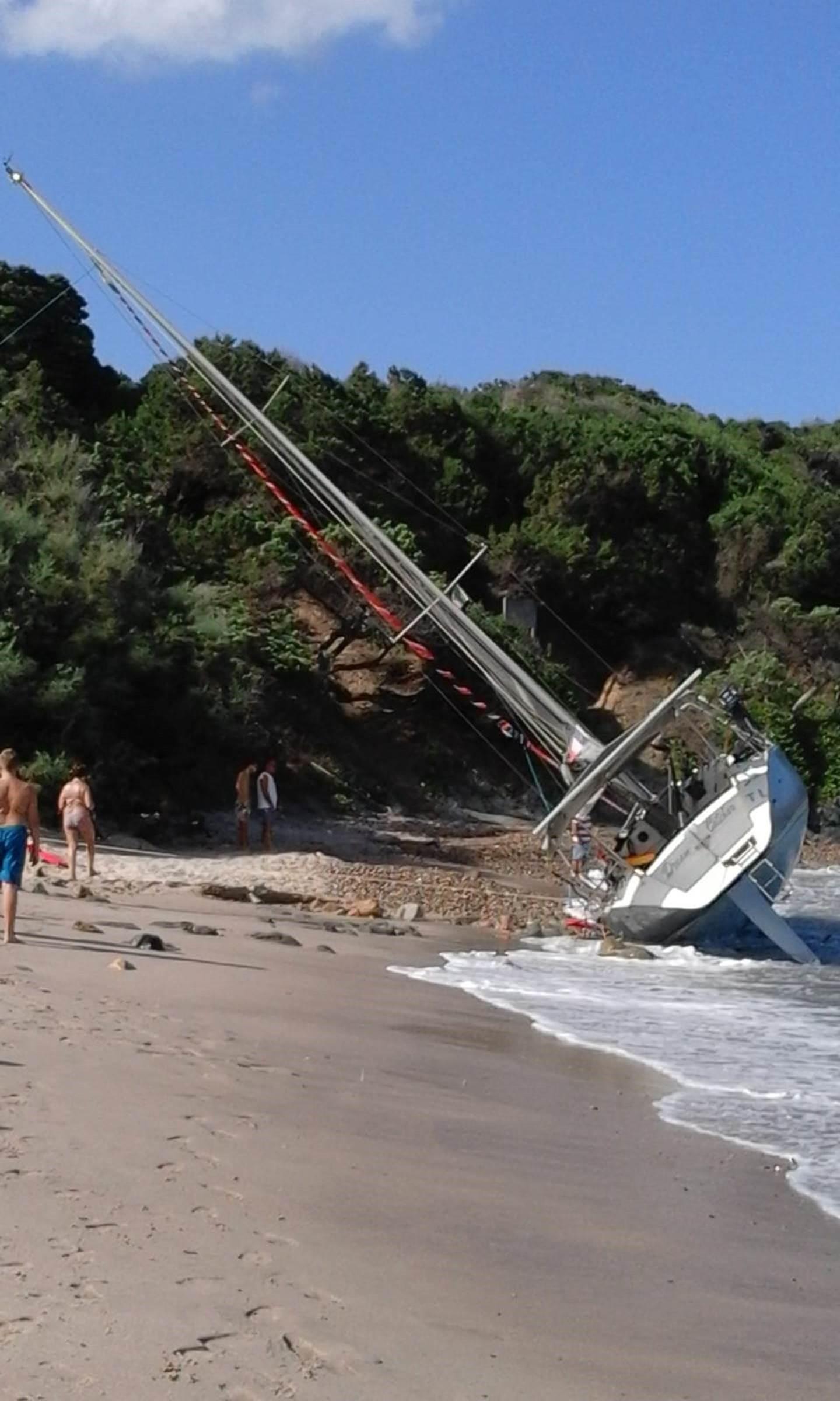 La barca francese spiaggiata all'Isola Rossa