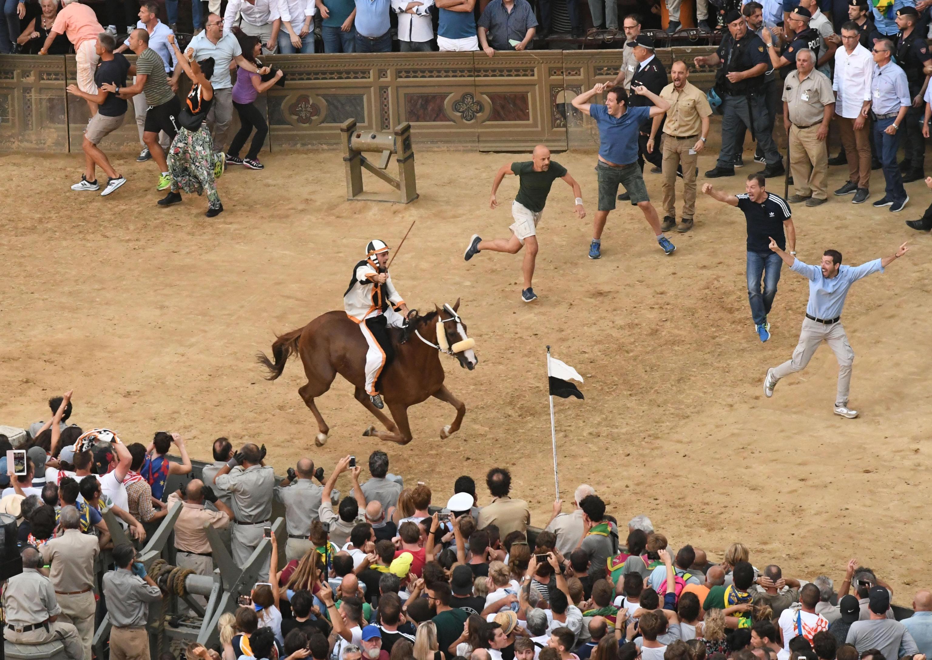 Palio di Siena, vince la contrada della Lupa