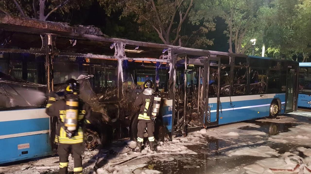 Raid incendiario a Castelfranco: a fuoco 4 auto e una corriera