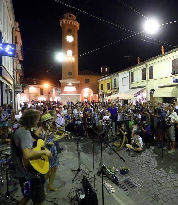 Notte di note a Comacchio. I buskers stasera in pista per l’anteprima musicale 