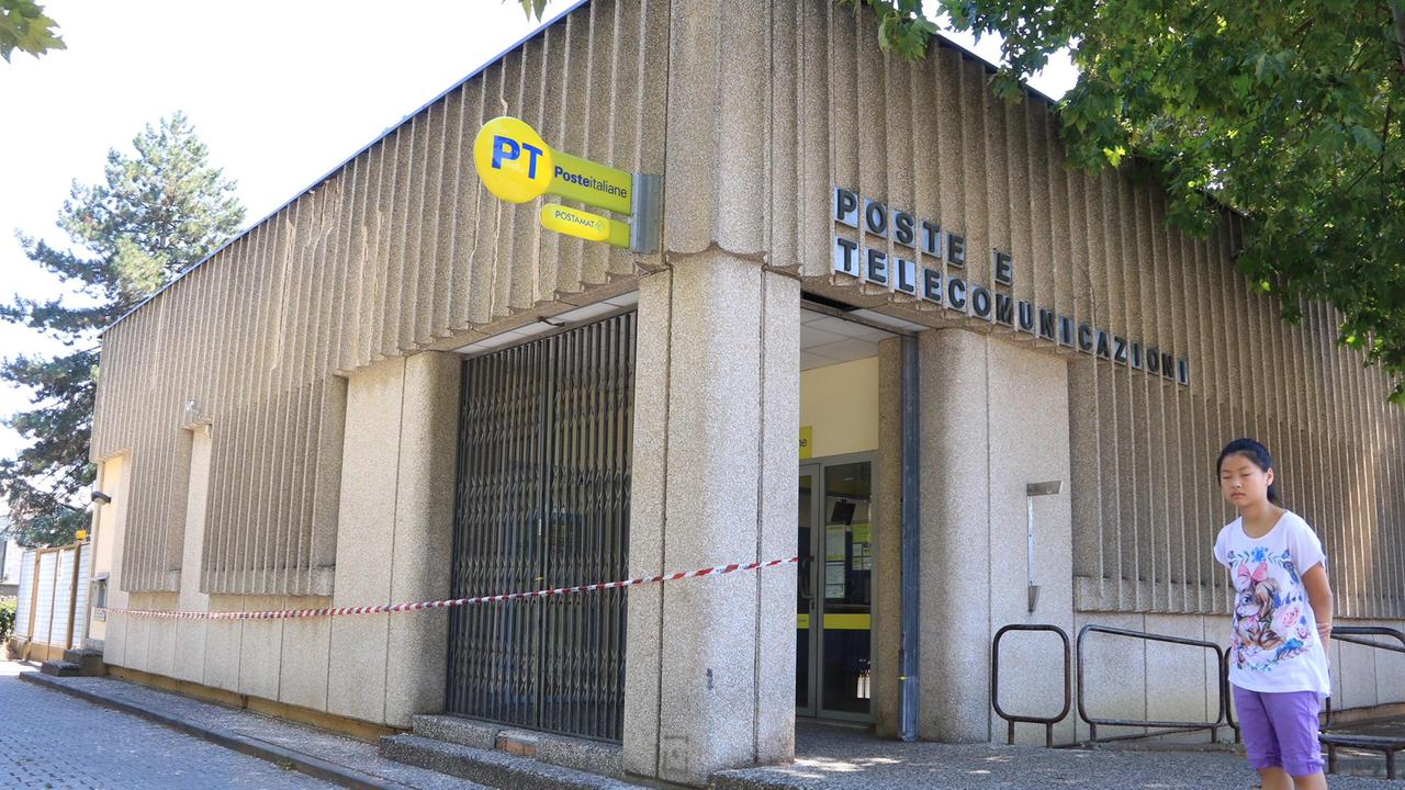 L'ufficio postale di Iolo con le tracce del crollo (foto Sproviero/Batavia)