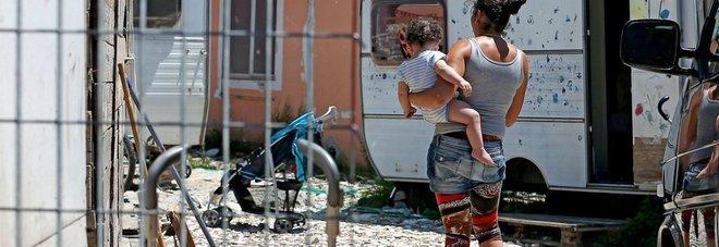 Una giovane donna rom con la figlia (archivio)