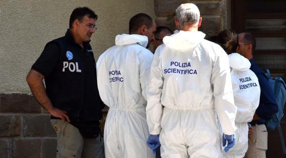 La scientifica di fronte all'abitazione dove si consumato il delitto (foto da Il Piccolo di Trieste)