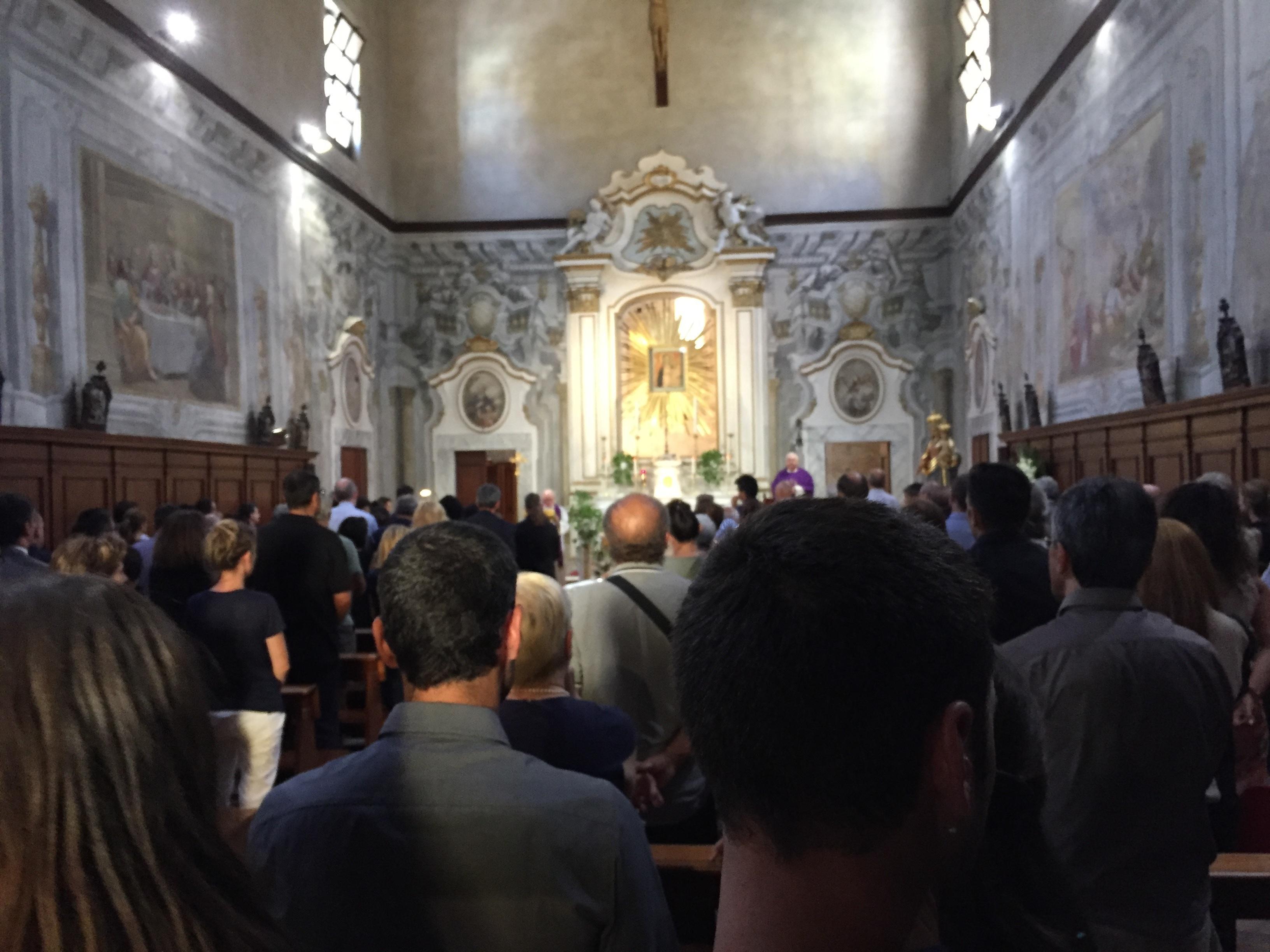 Un'immagine della cerimonia funebre
