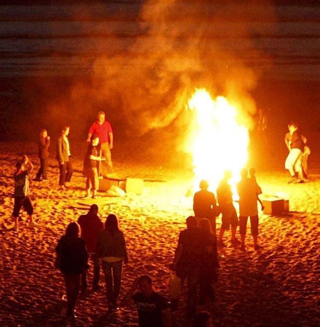 Falò e grigliate in spiaggia sono a rischio estinzione. La lotta agli incendi ha cambiato il Ferragosto 